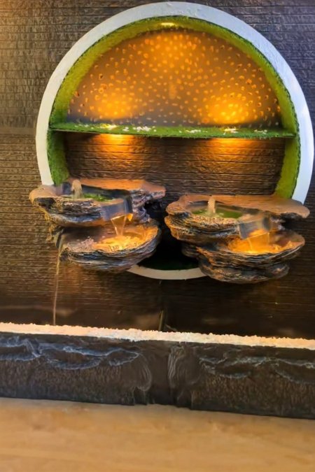 🌾 نافورة جدارية بإضاءة دافئة وتصميم صخري طبيعي